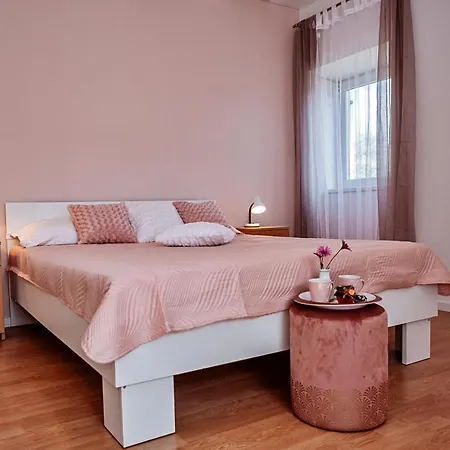 Emilija Ostanak kod kuće